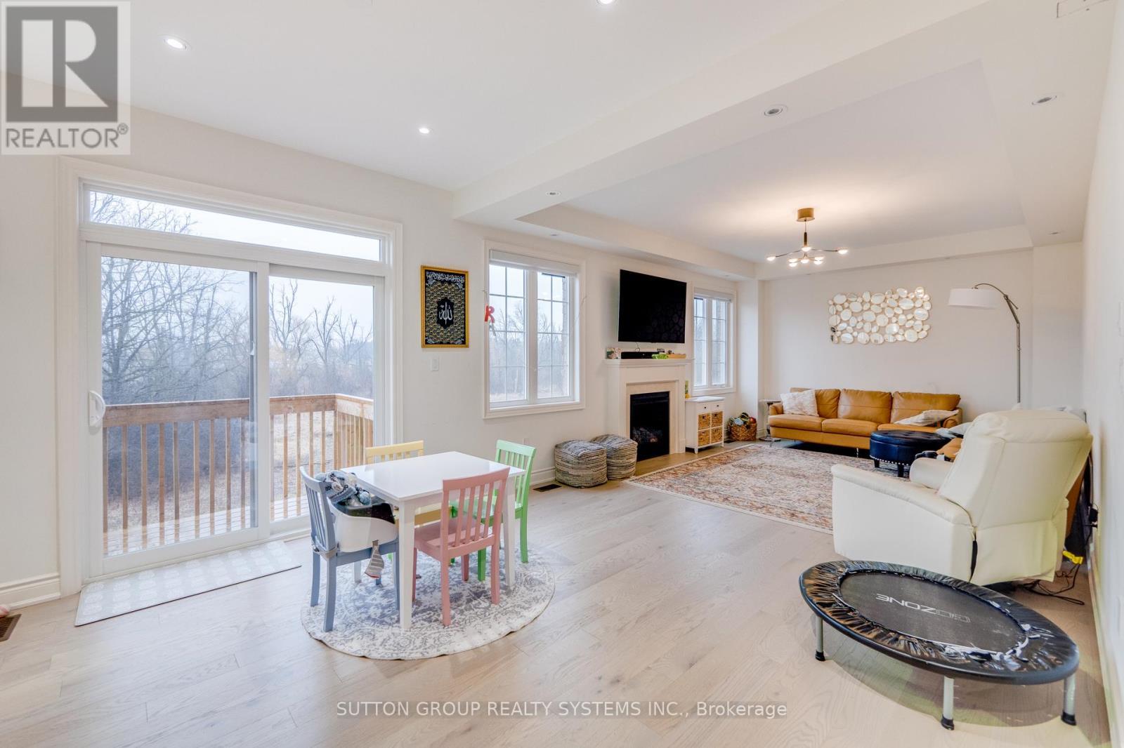 389 Humphrey Street, Hamilton, ON - Indoor Photo Showing Living Room With Fireplace