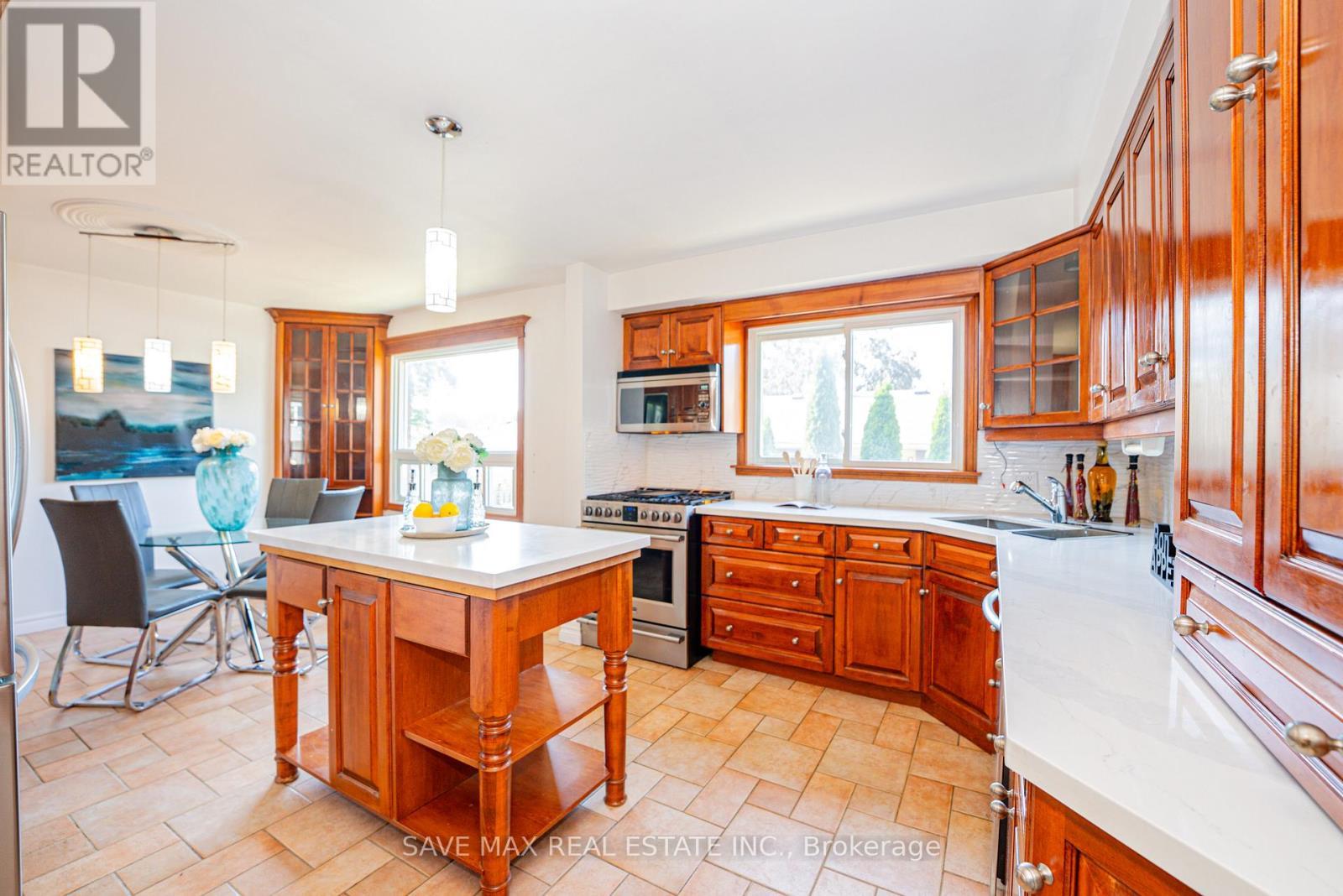 6307 Carolyn Avenue, Niagara Falls, ON - Indoor Photo Showing Kitchen