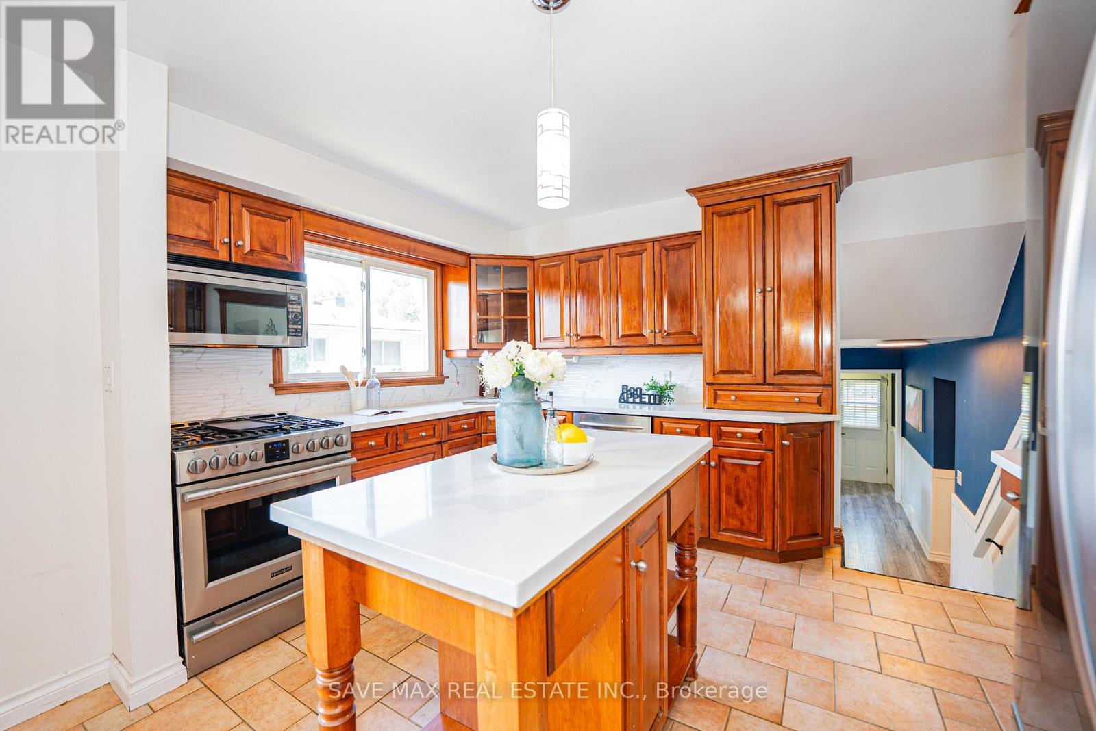 6307 Carolyn Avenue, Niagara Falls, ON - Indoor Photo Showing Kitchen