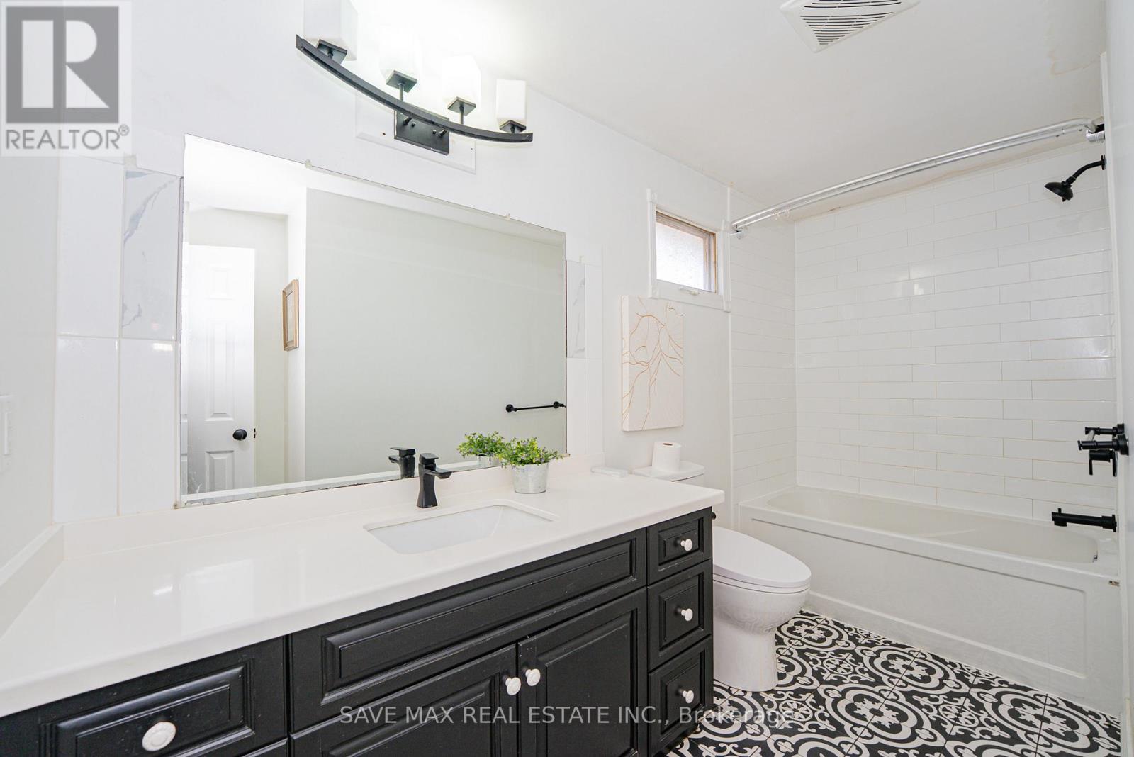6307 Carolyn Avenue, Niagara Falls, ON - Indoor Photo Showing Bathroom