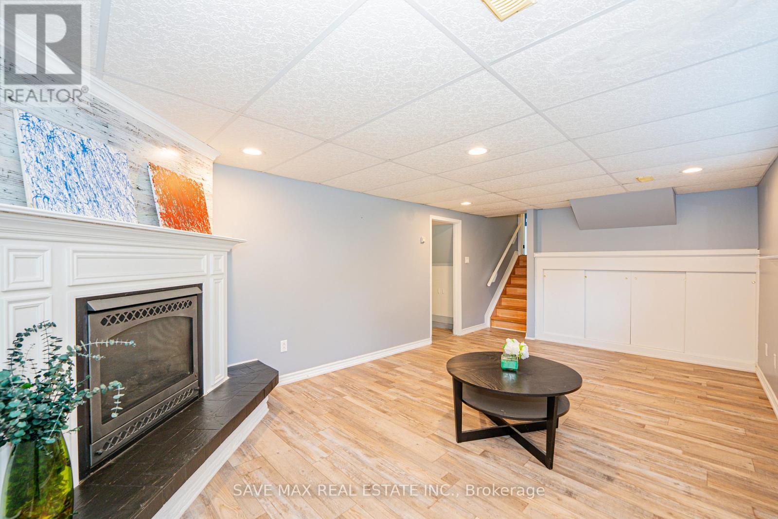 6307 Carolyn Avenue, Niagara Falls, ON - Indoor With Fireplace