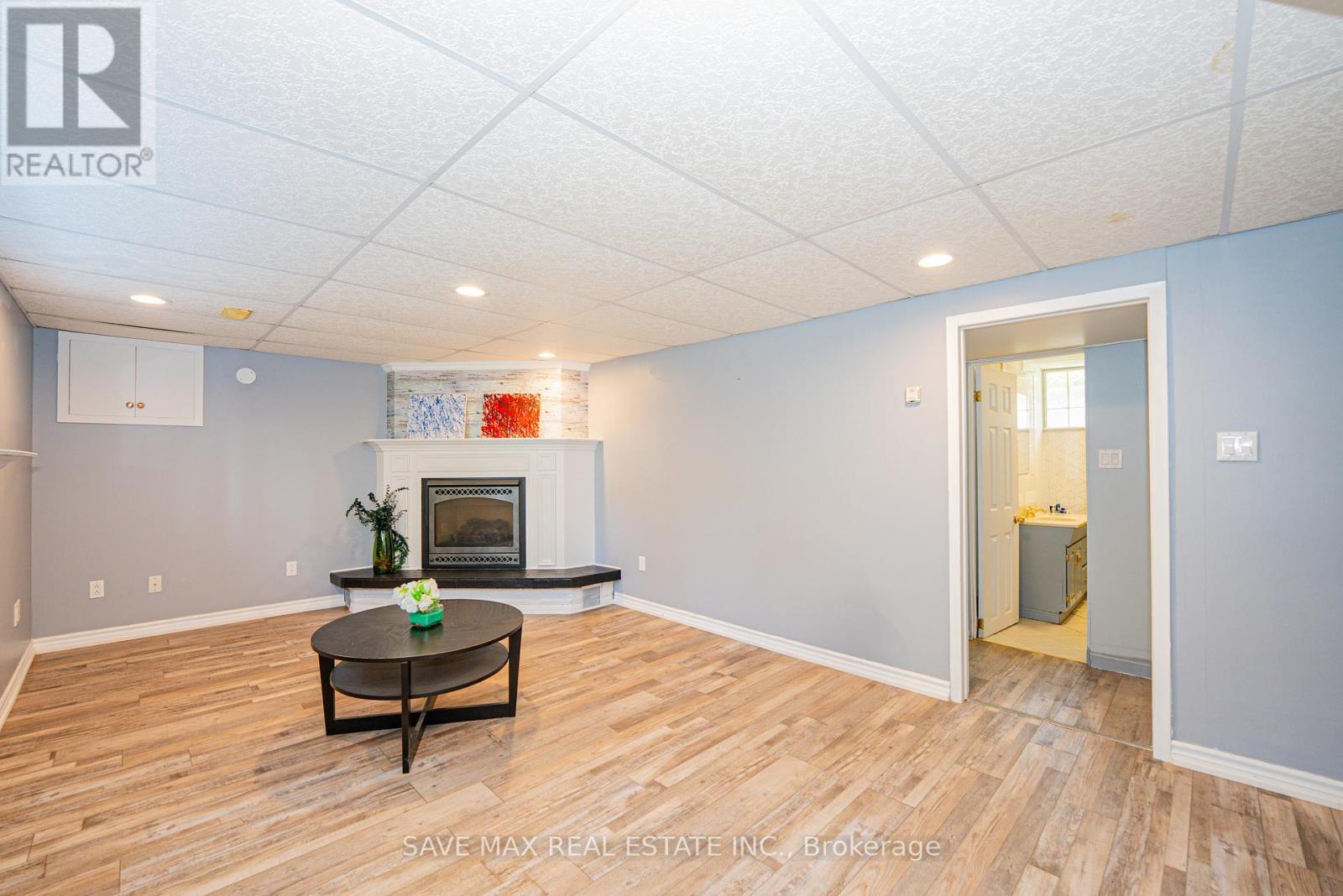 6307 Carolyn Avenue, Niagara Falls, ON - Indoor With Fireplace