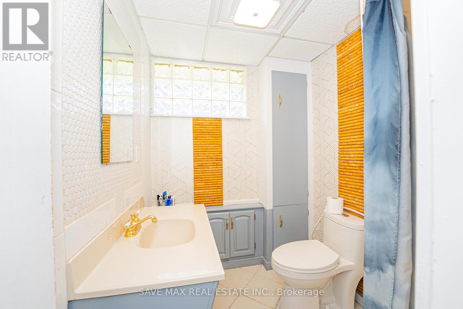 6307 Carolyn Avenue, Niagara Falls, ON - Indoor Photo Showing Bathroom