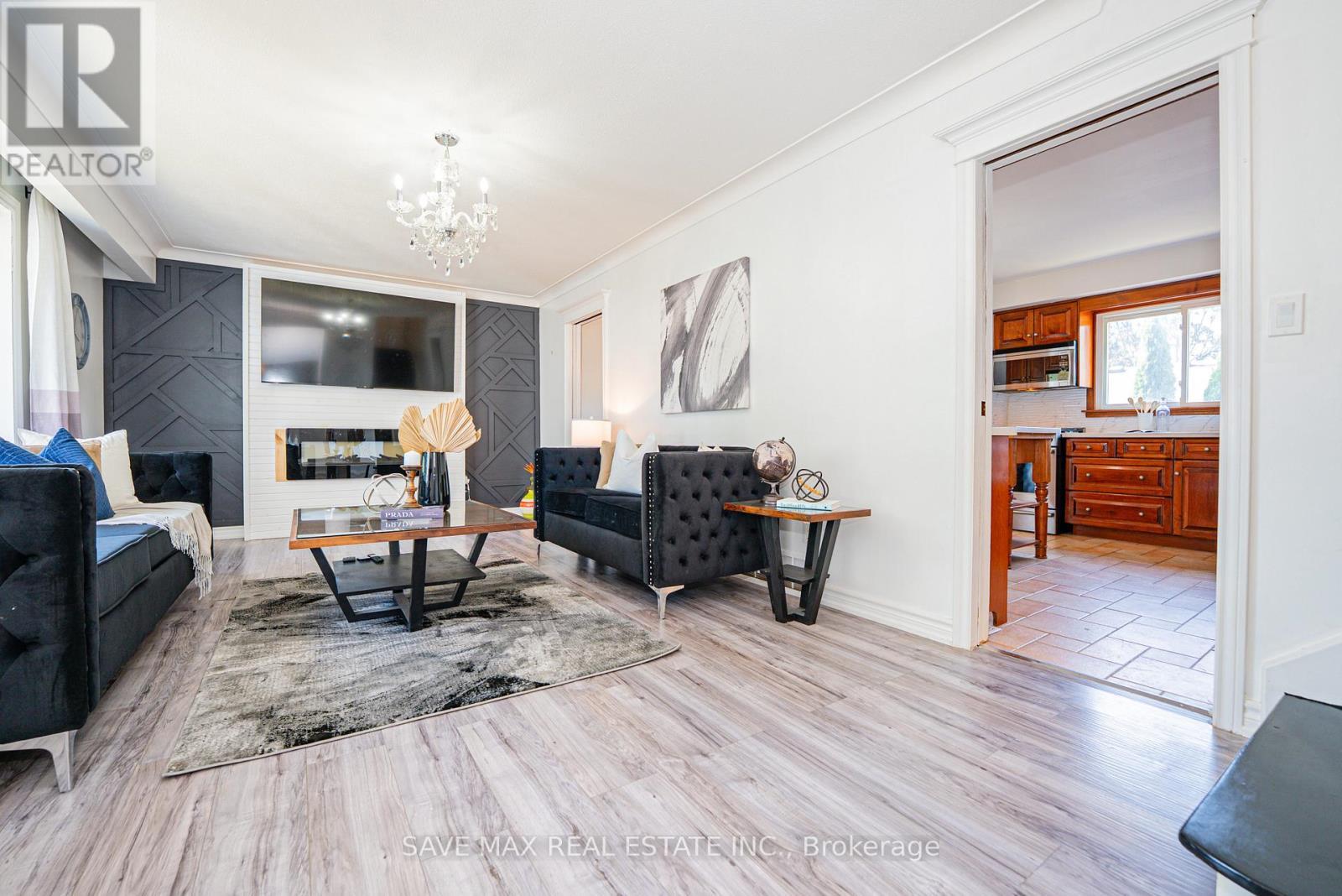 6307 Carolyn Avenue, Niagara Falls, ON - Indoor Photo Showing Living Room With Fireplace