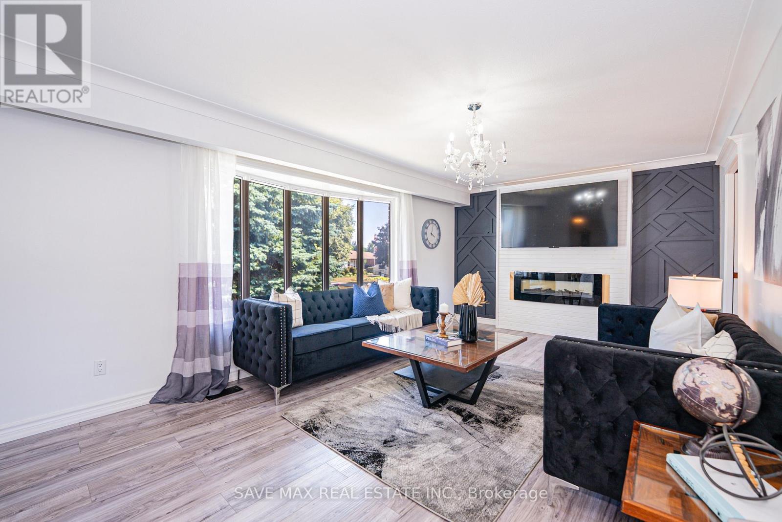 6307 Carolyn Avenue, Niagara Falls, ON - Indoor Photo Showing Living Room With Fireplace
