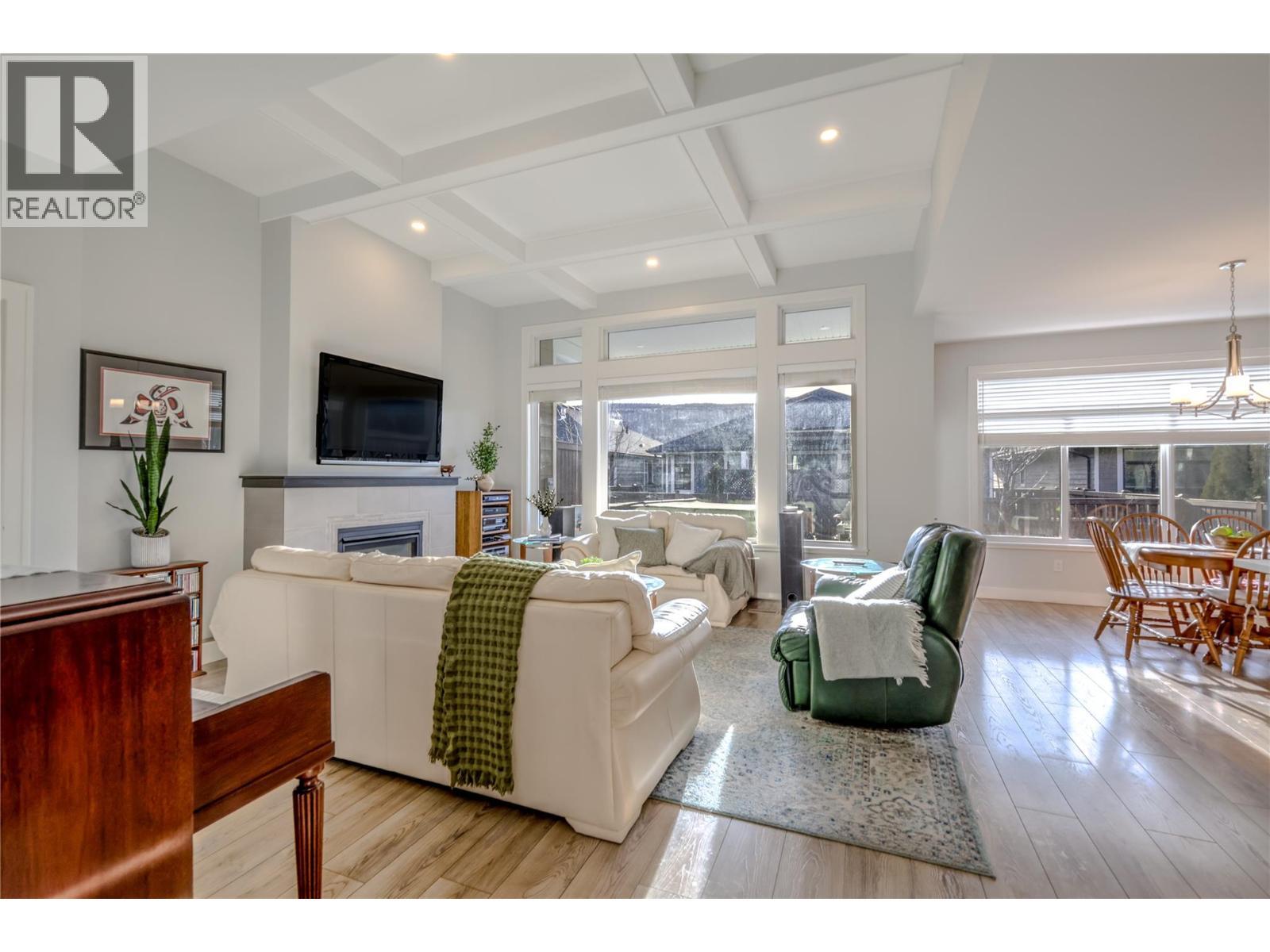 641 Shuswap Road Unit# 228, Kamloops, BC - Indoor Photo Showing Living Room With Fireplace