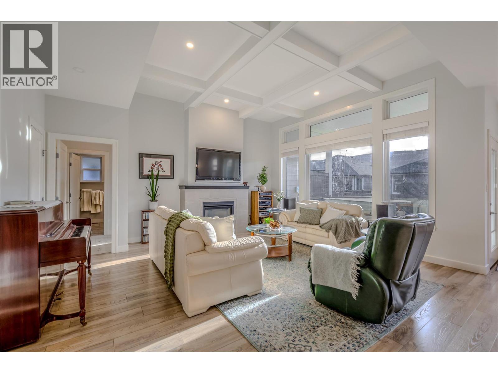 641 Shuswap Road Unit# 228, Kamloops, BC - Indoor Photo Showing Living Room With Fireplace