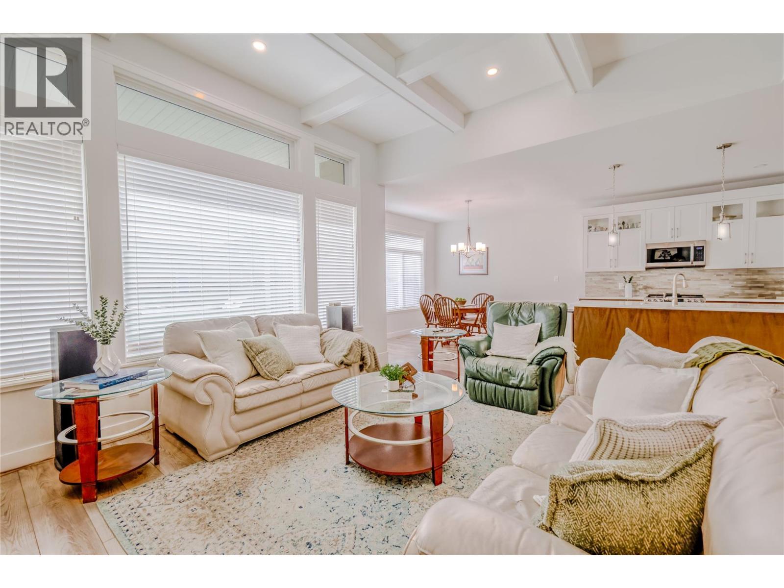 641 Shuswap Road Unit# 228, Kamloops, BC - Indoor Photo Showing Living Room