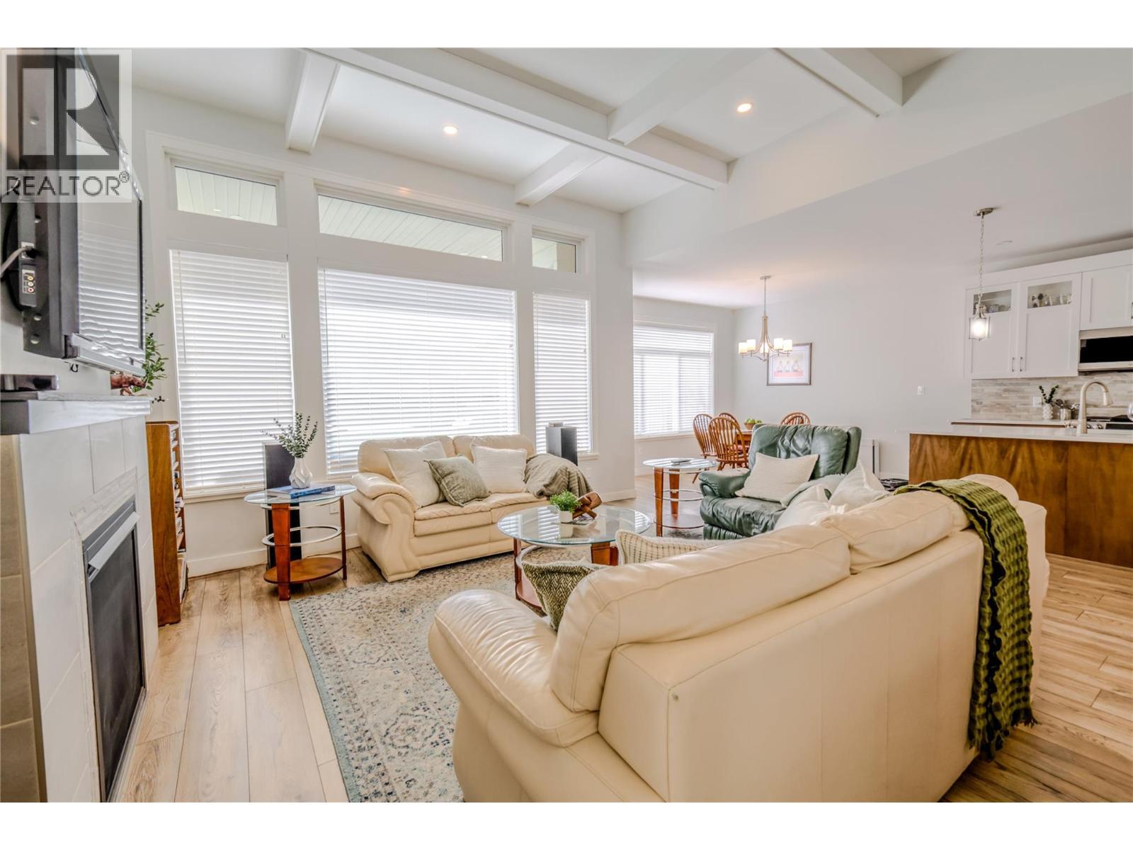 641 Shuswap Road Unit# 228, Kamloops, BC - Indoor Photo Showing Living Room With Fireplace