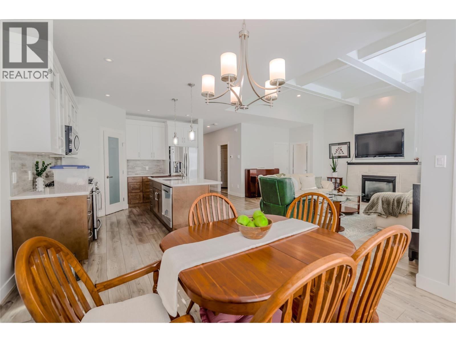 641 Shuswap Road Unit# 228, Kamloops, BC - Indoor Photo Showing Dining Room