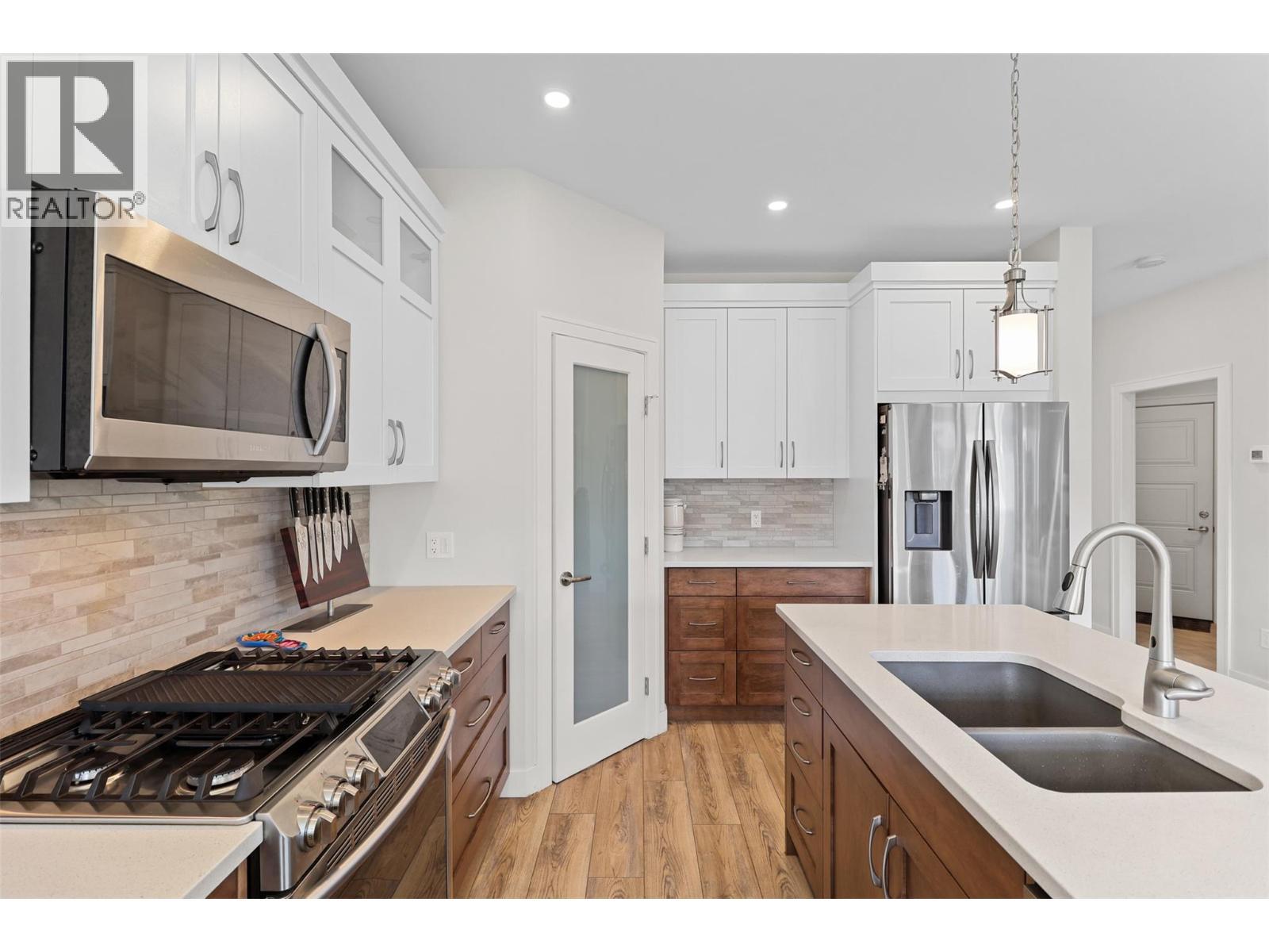 641 Shuswap Road Unit# 228, Kamloops, BC - Indoor Photo Showing Kitchen With Double Sink With Upgraded Kitchen
