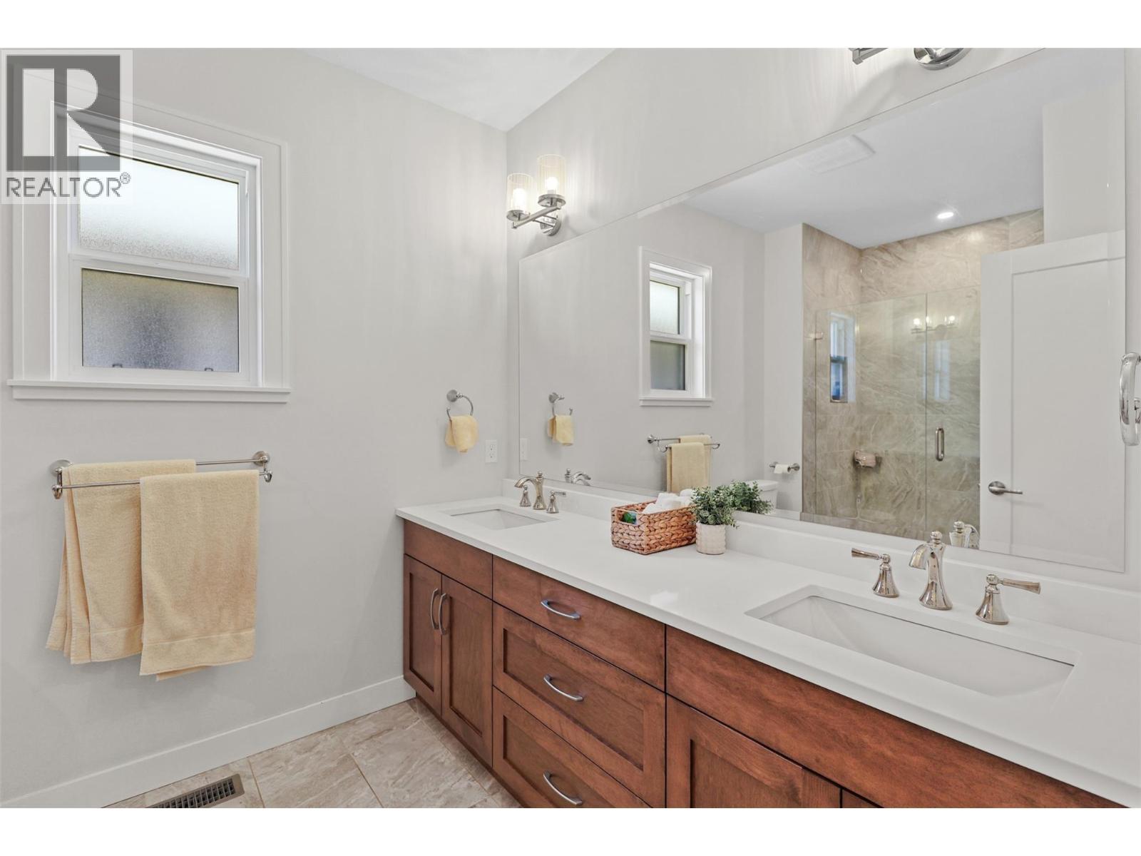 641 Shuswap Road Unit# 228, Kamloops, BC - Indoor Photo Showing Bathroom