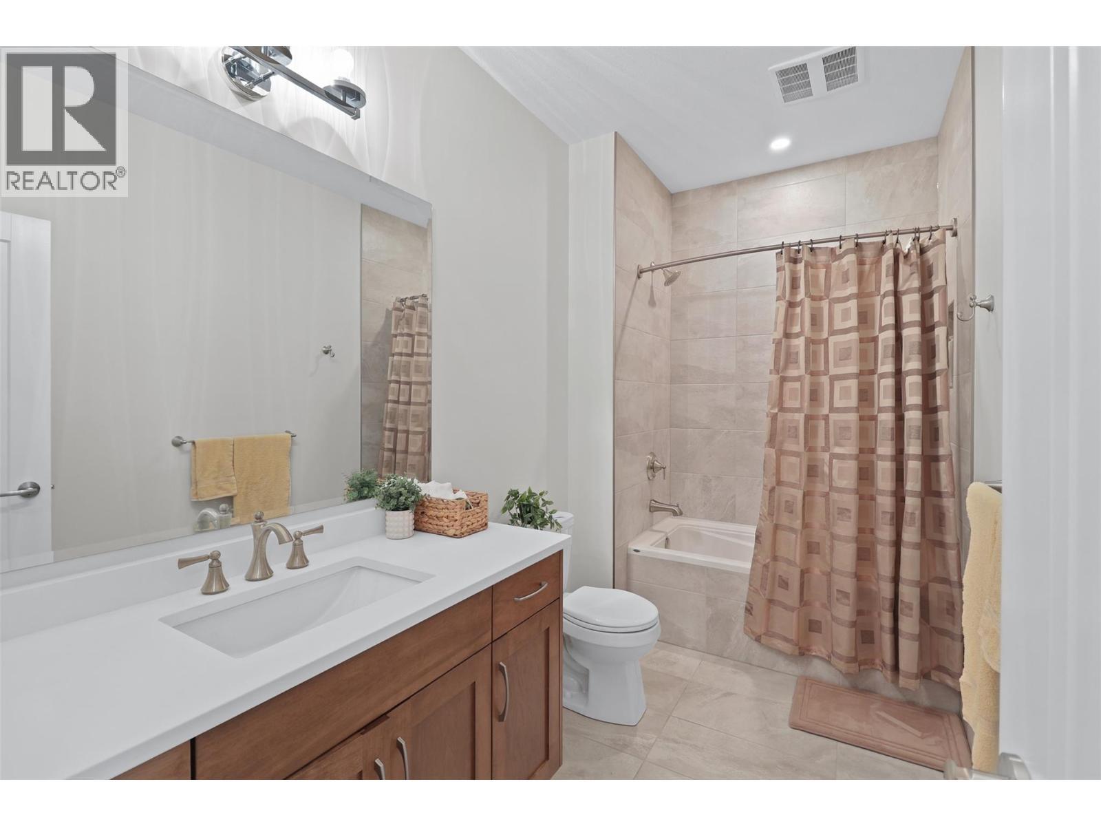 641 Shuswap Road Unit# 228, Kamloops, BC - Indoor Photo Showing Bathroom