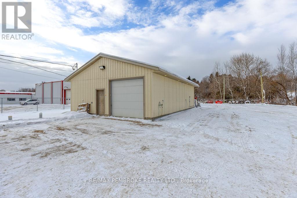 1366 Pembroke Street E, Laurentian Valley, ON