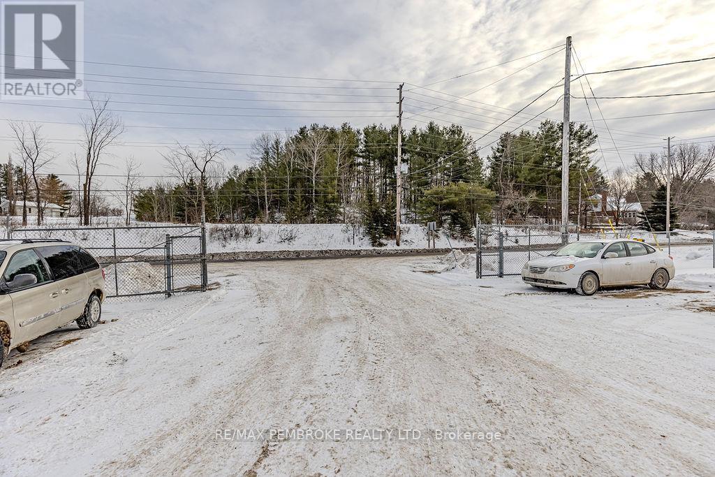 1366 Pembroke Street E, Laurentian Valley, ON