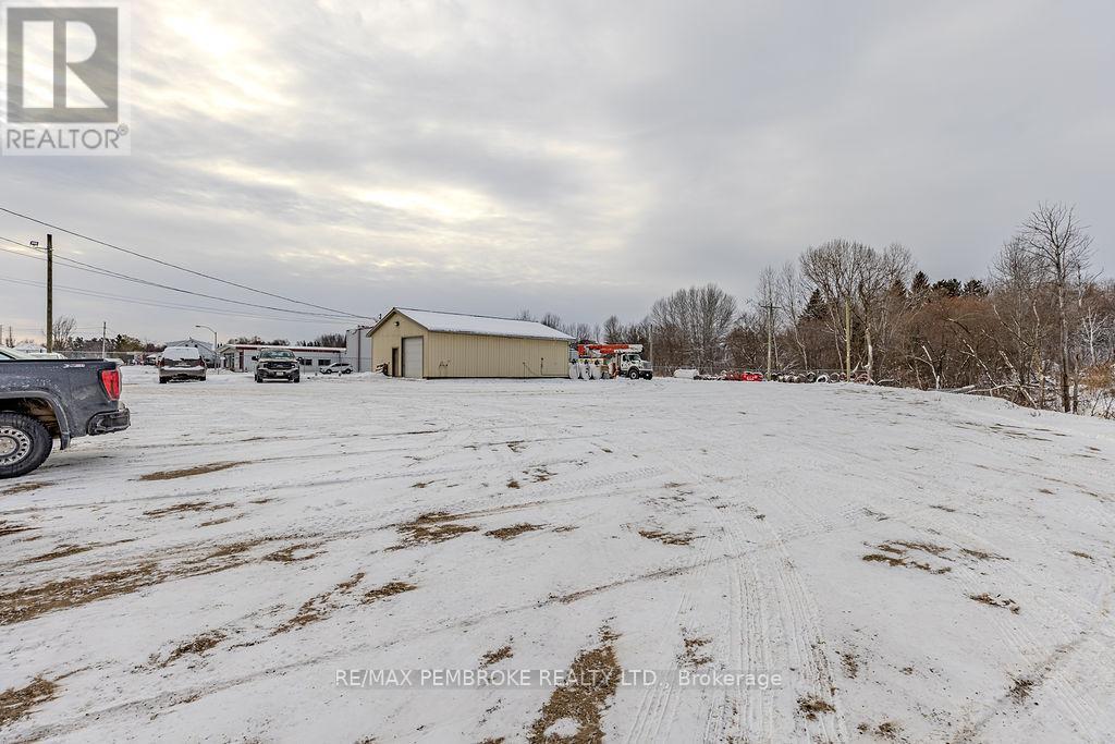 1366 Pembroke Street E, Laurentian Valley, ON