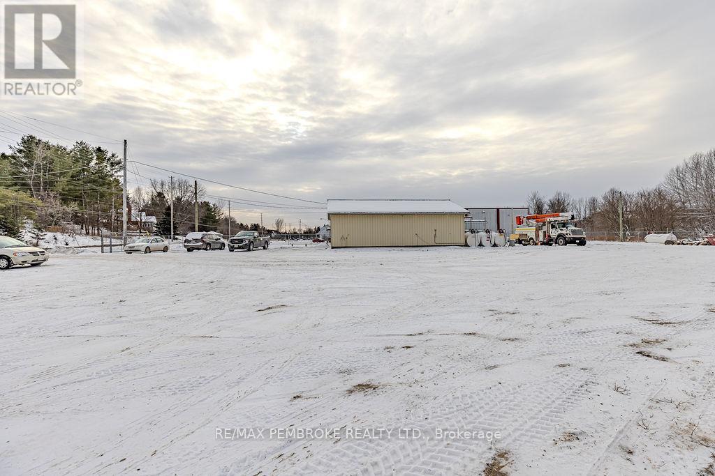 1366 Pembroke Street E, Laurentian Valley, ON