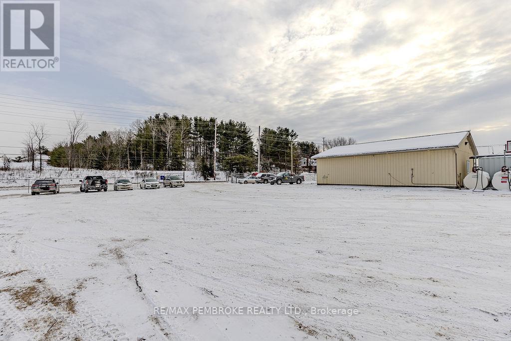 1366 Pembroke Street E, Laurentian Valley, ON