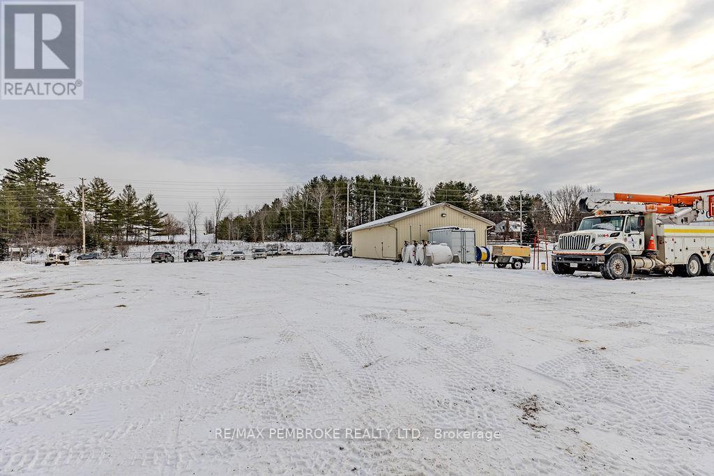 1366 Pembroke Street E, Laurentian Valley, ON