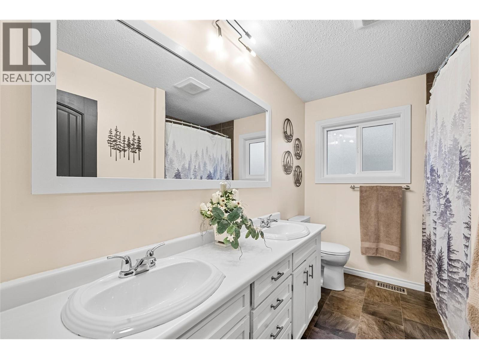 2150 1 Avenue Ne, Salmon Arm, BC - Indoor Photo Showing Bathroom