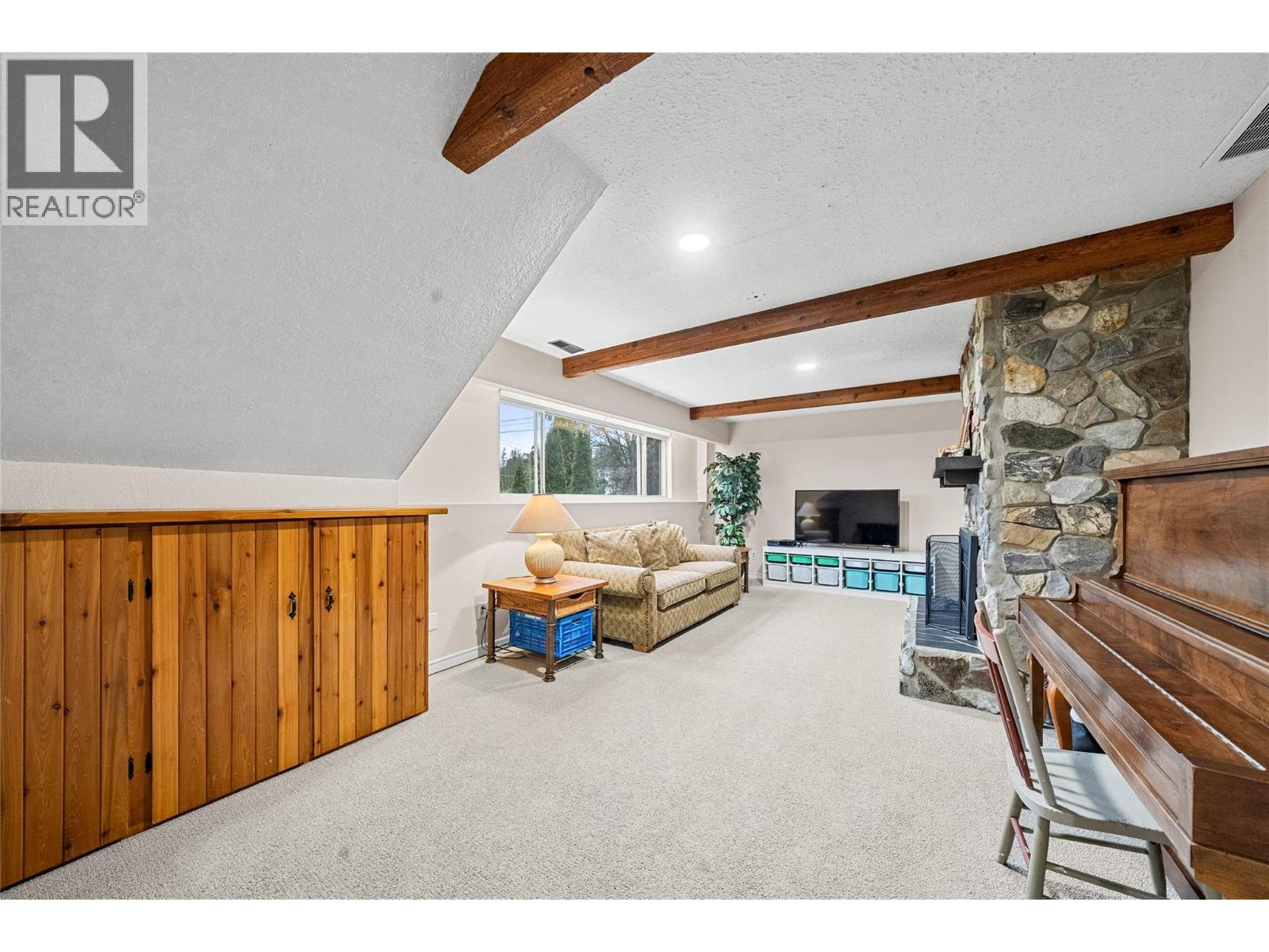 2150 1 Avenue Ne, Salmon Arm, BC - Indoor Photo Showing Other Room