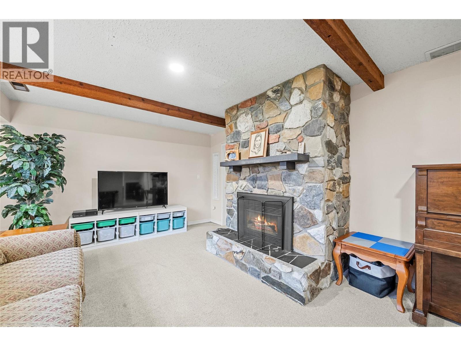 2150 1 Avenue Ne, Salmon Arm, BC - Indoor Photo Showing Living Room With Fireplace