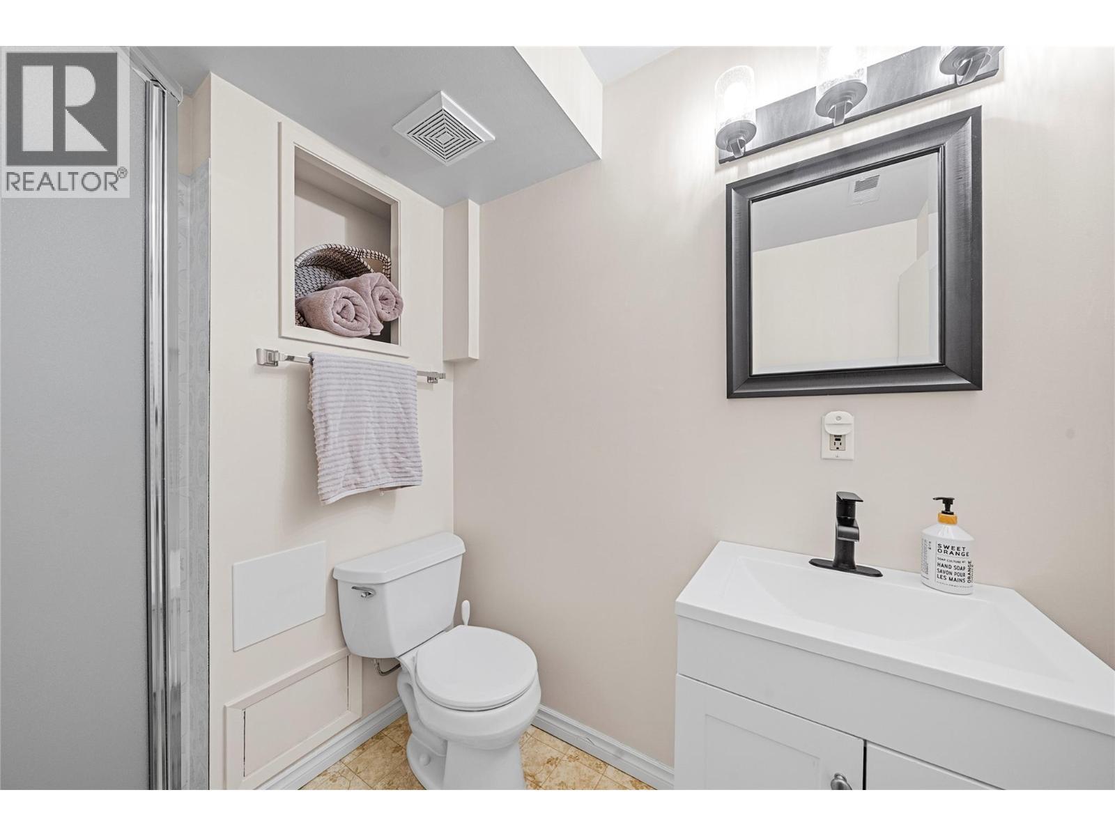 2150 1 Avenue Ne, Salmon Arm, BC - Indoor Photo Showing Bathroom