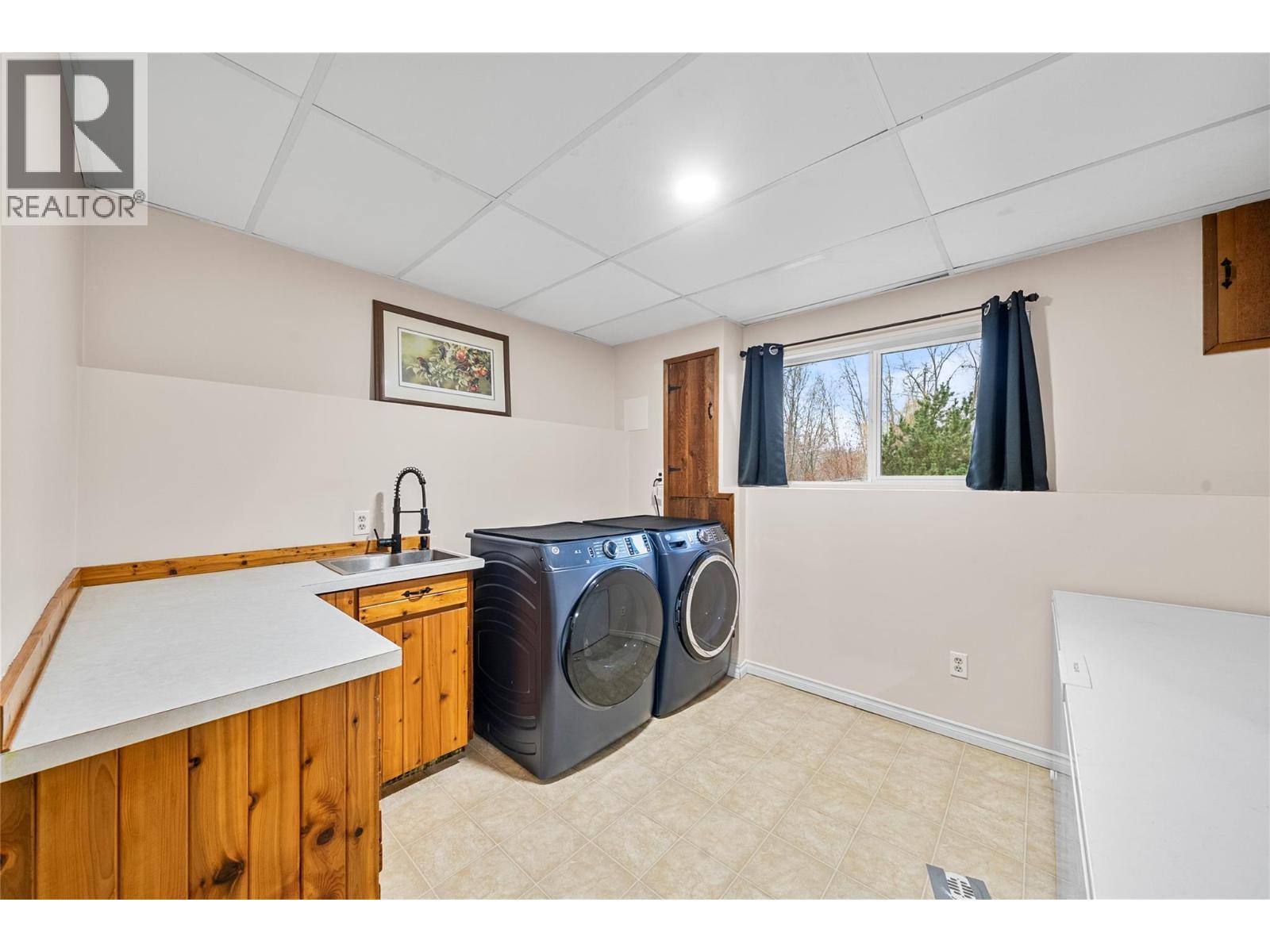 2150 1 Avenue Ne, Salmon Arm, BC - Indoor Photo Showing Laundry Room