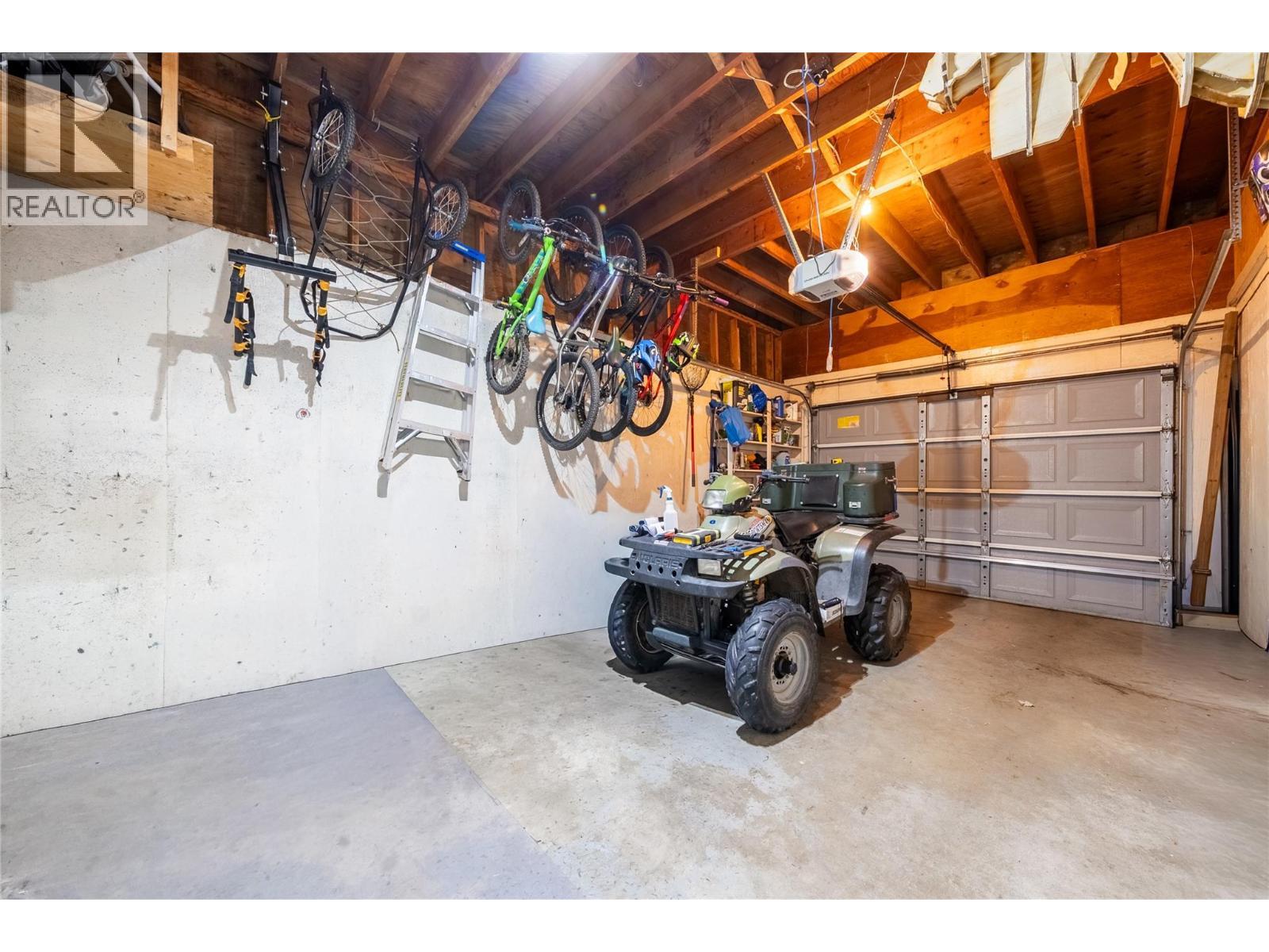 2150 1 Avenue Ne, Salmon Arm, BC - Indoor Photo Showing Garage