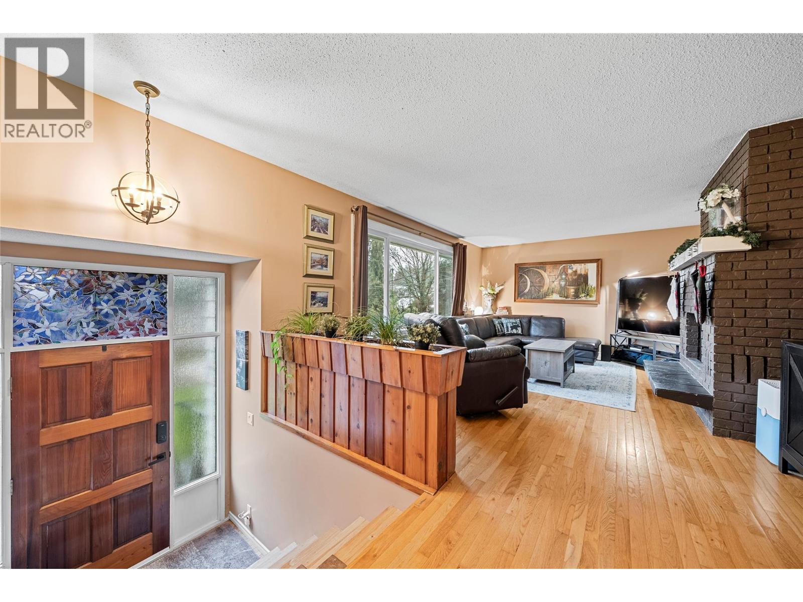 2150 1 Avenue Ne, Salmon Arm, BC - Indoor With Fireplace