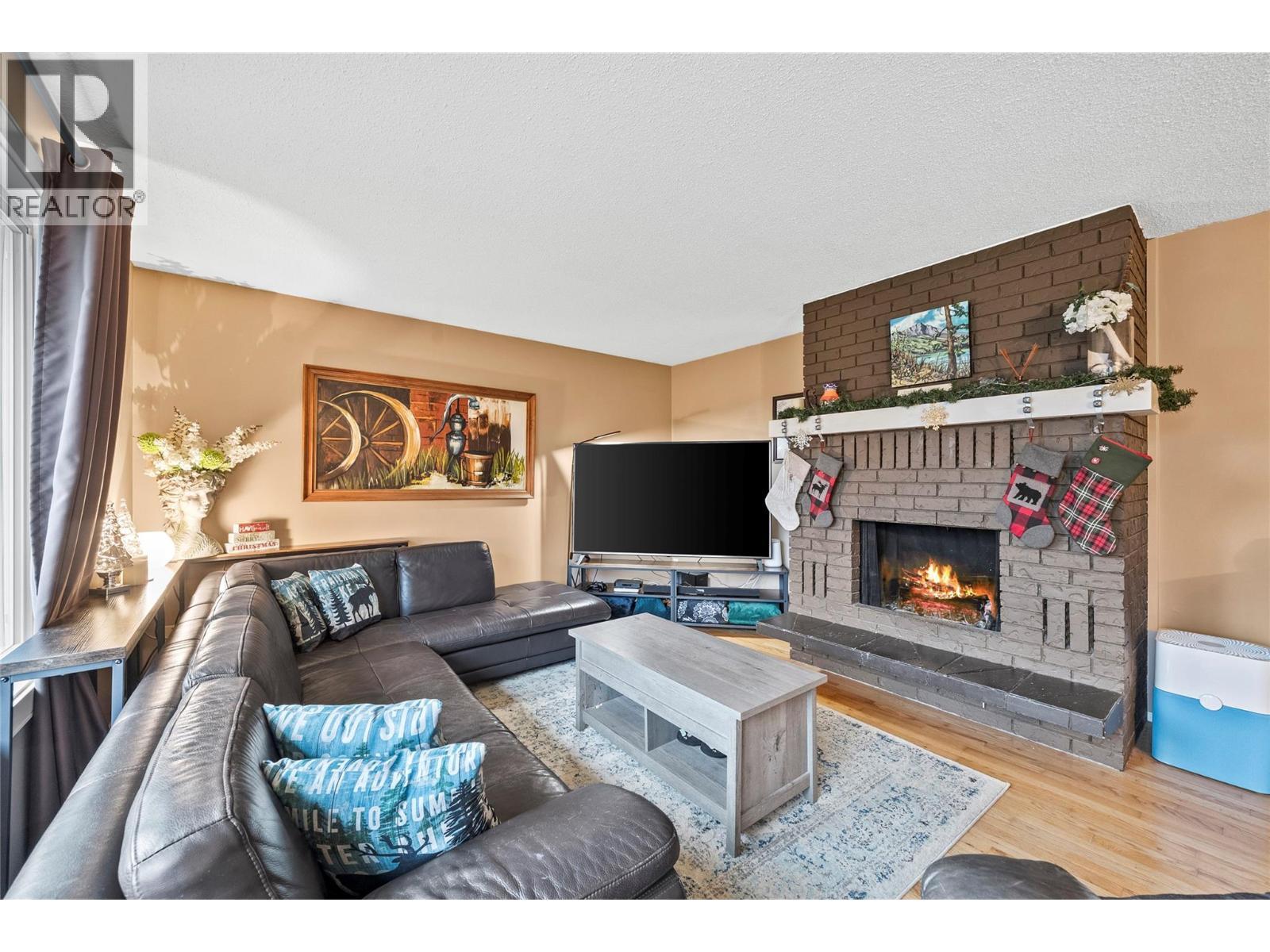 2150 1 Avenue Ne, Salmon Arm, BC - Indoor Photo Showing Living Room With Fireplace