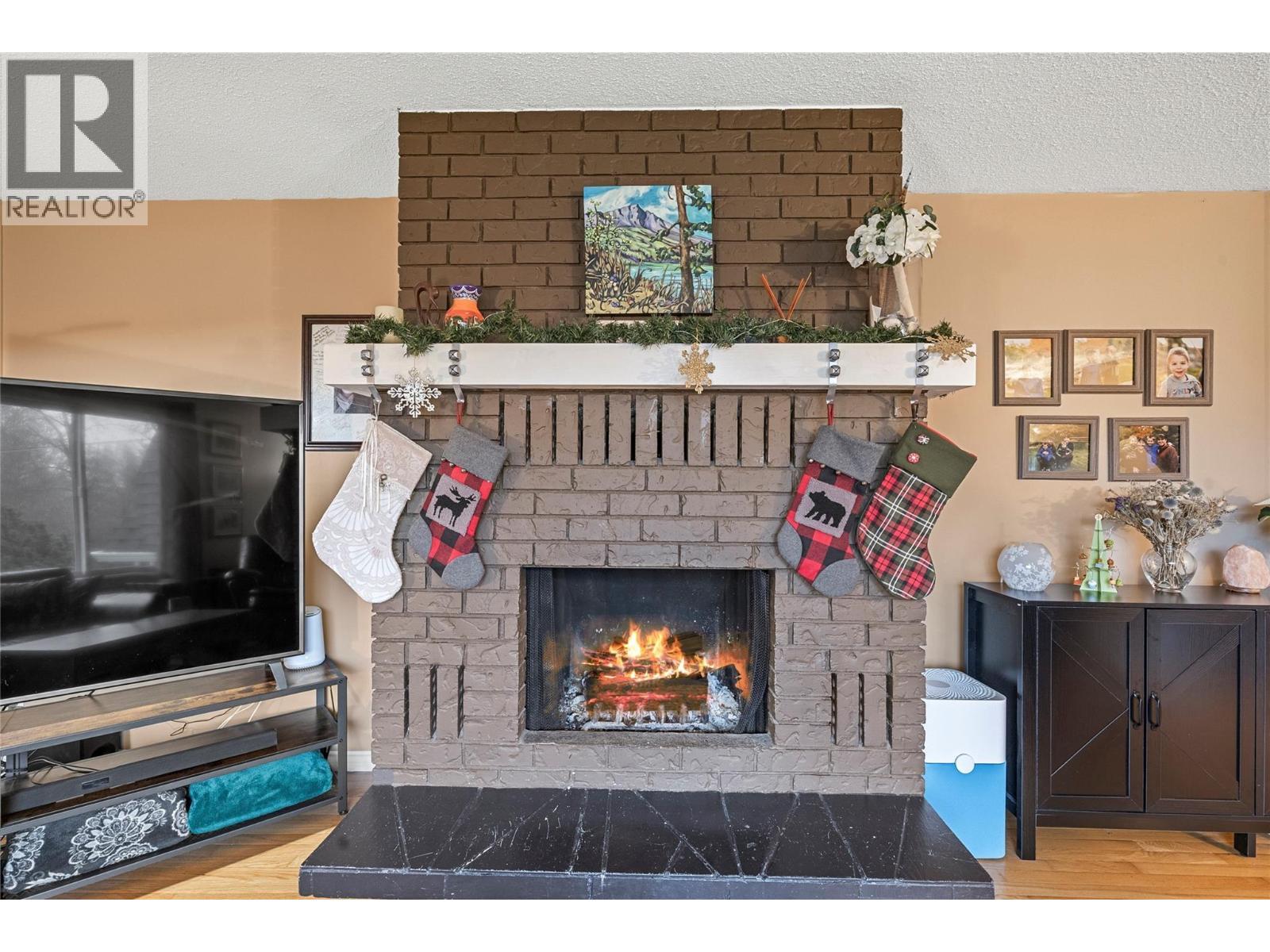 2150 1 Avenue Ne, Salmon Arm, BC - Indoor Photo Showing Living Room With Fireplace