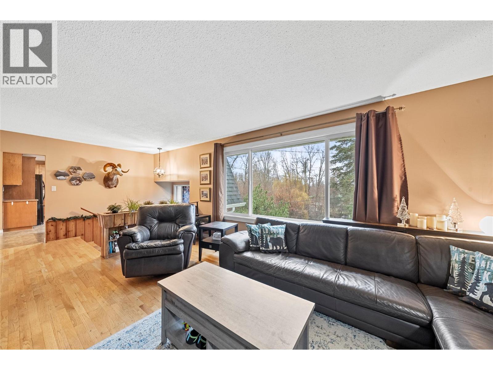 2150 1 Avenue Ne, Salmon Arm, BC - Indoor Photo Showing Living Room