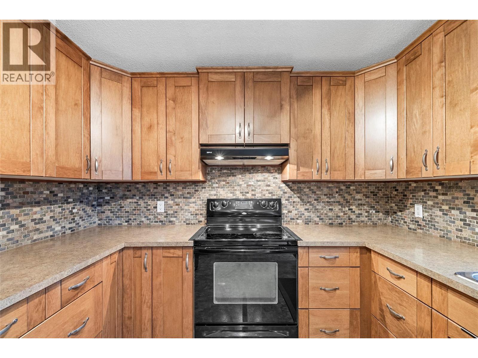 2150 1 Avenue Ne, Salmon Arm, BC - Indoor Photo Showing Kitchen