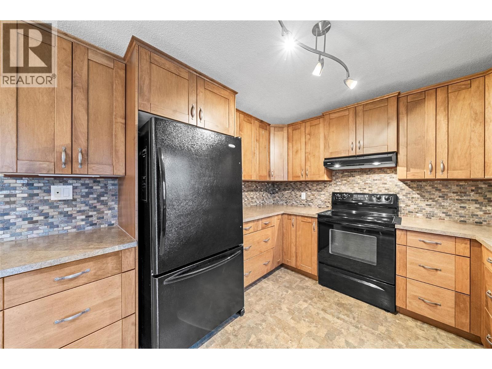 2150 1 Avenue Ne, Salmon Arm, BC - Indoor Photo Showing Kitchen