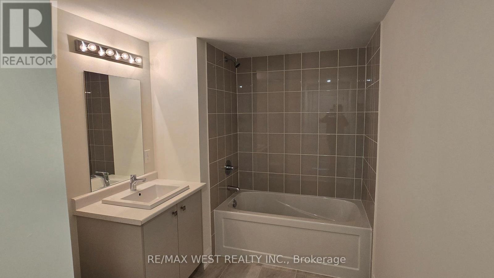 35 Marret Lane, Clarington, ON - Indoor Photo Showing Bathroom