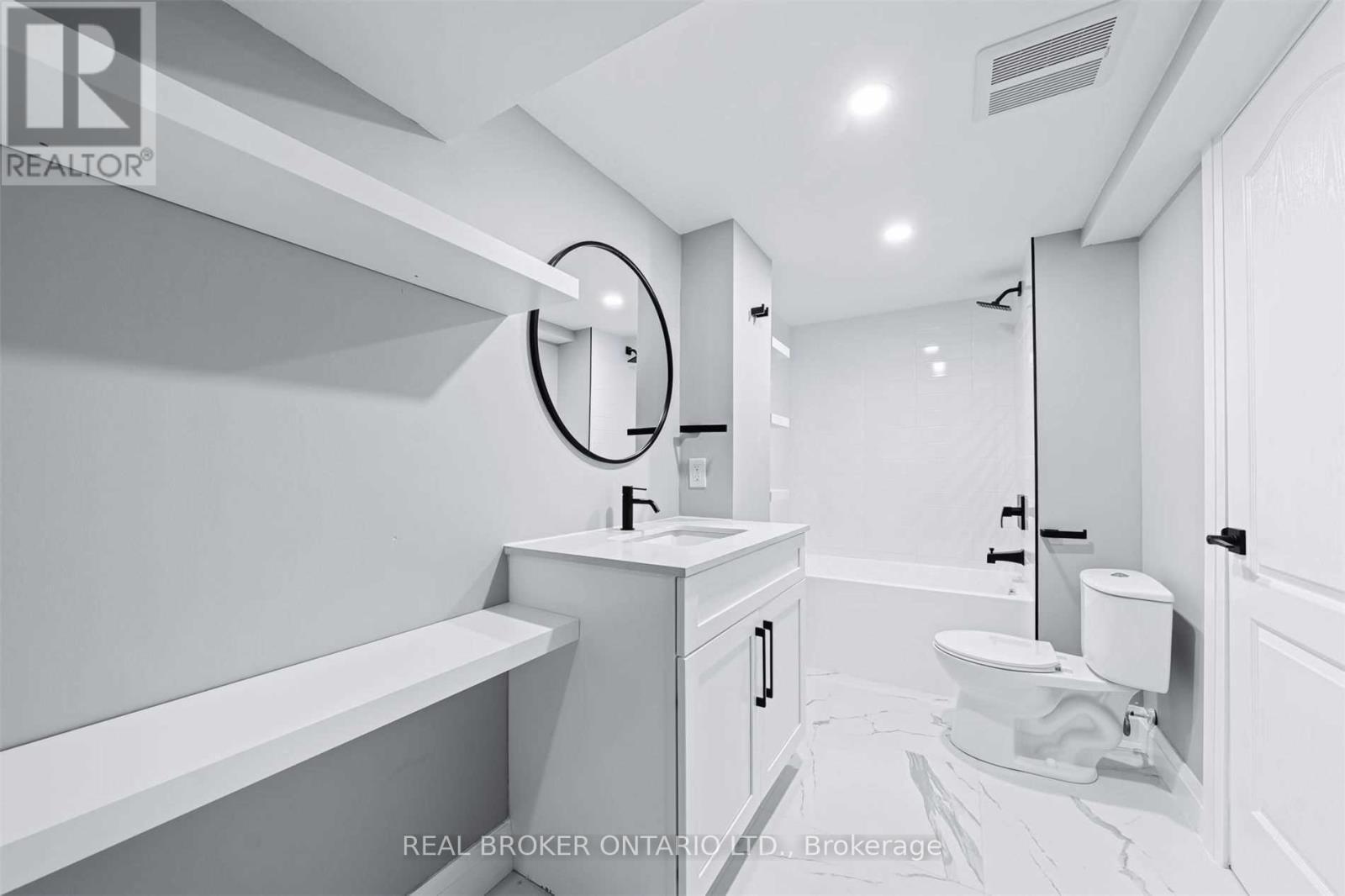 141 Cunningham Drive, New Tecumseth, ON - Indoor Photo Showing Bathroom