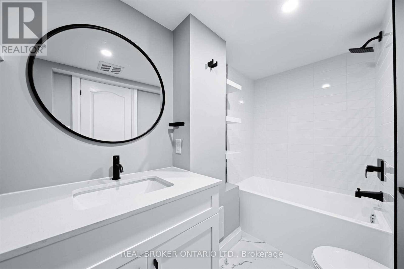 141 Cunningham Drive, New Tecumseth, ON - Indoor Photo Showing Bathroom