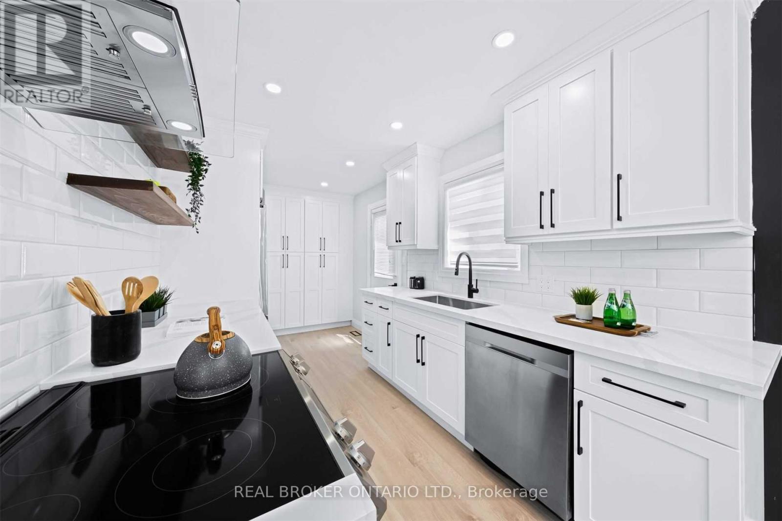 141 Cunningham Drive, New Tecumseth, ON - Indoor Photo Showing Kitchen