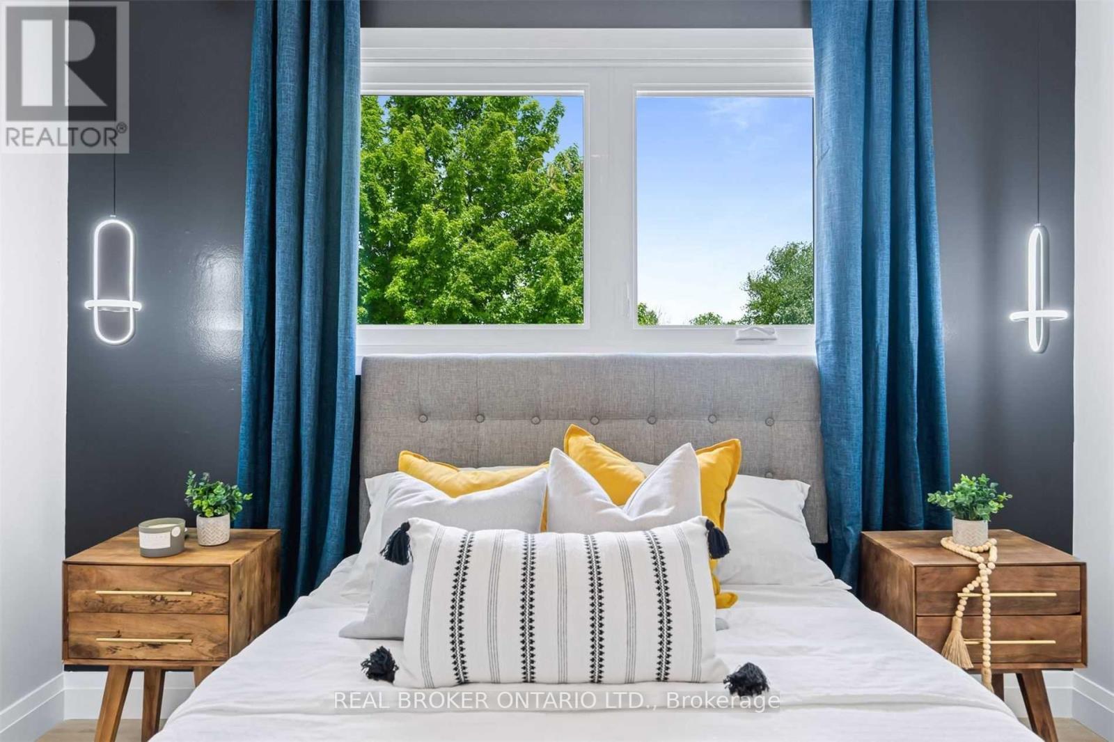 141 Cunningham Drive, New Tecumseth, ON - Indoor Photo Showing Bedroom