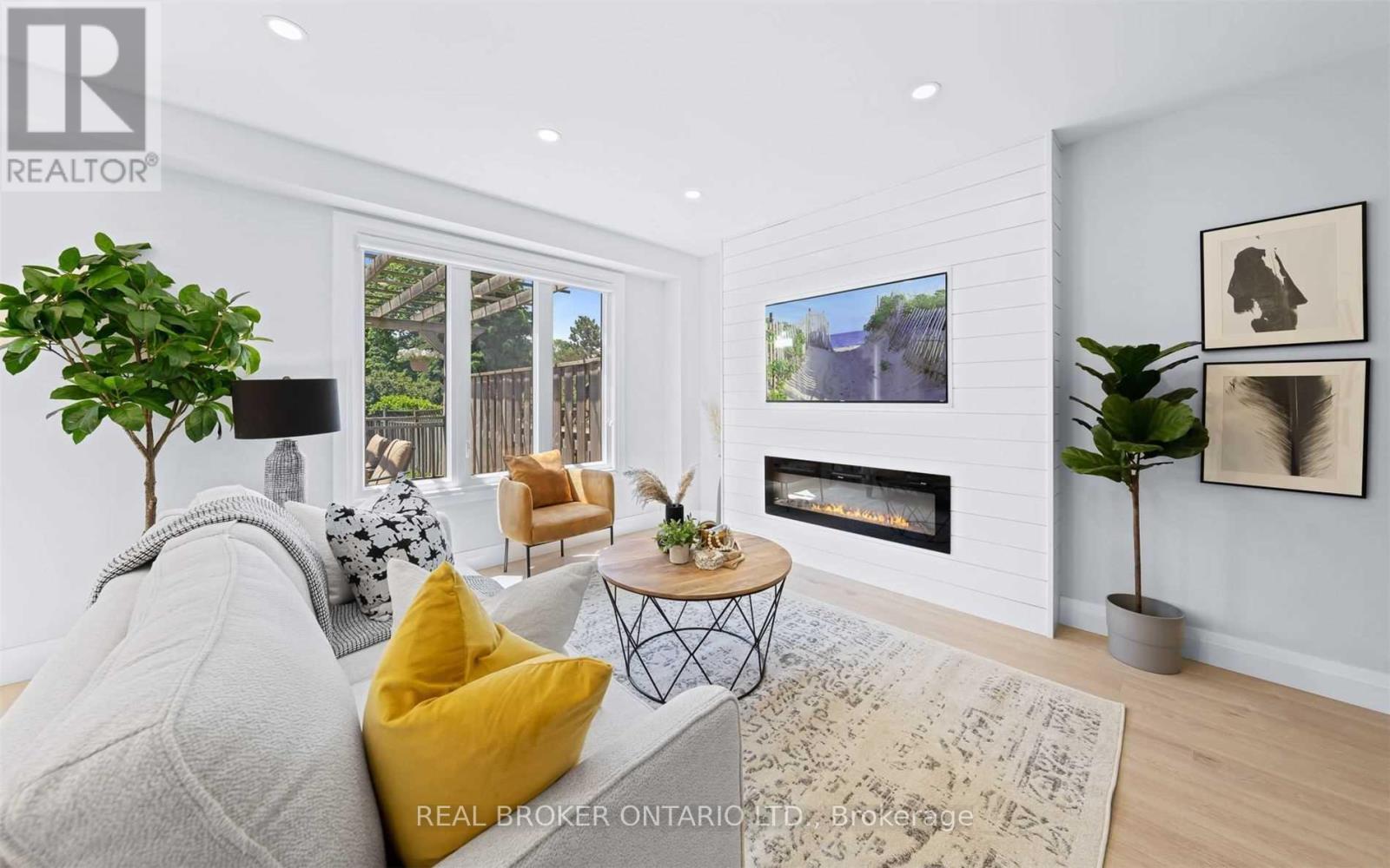 141 Cunningham Drive, New Tecumseth, ON - Indoor Photo Showing Living Room With Fireplace