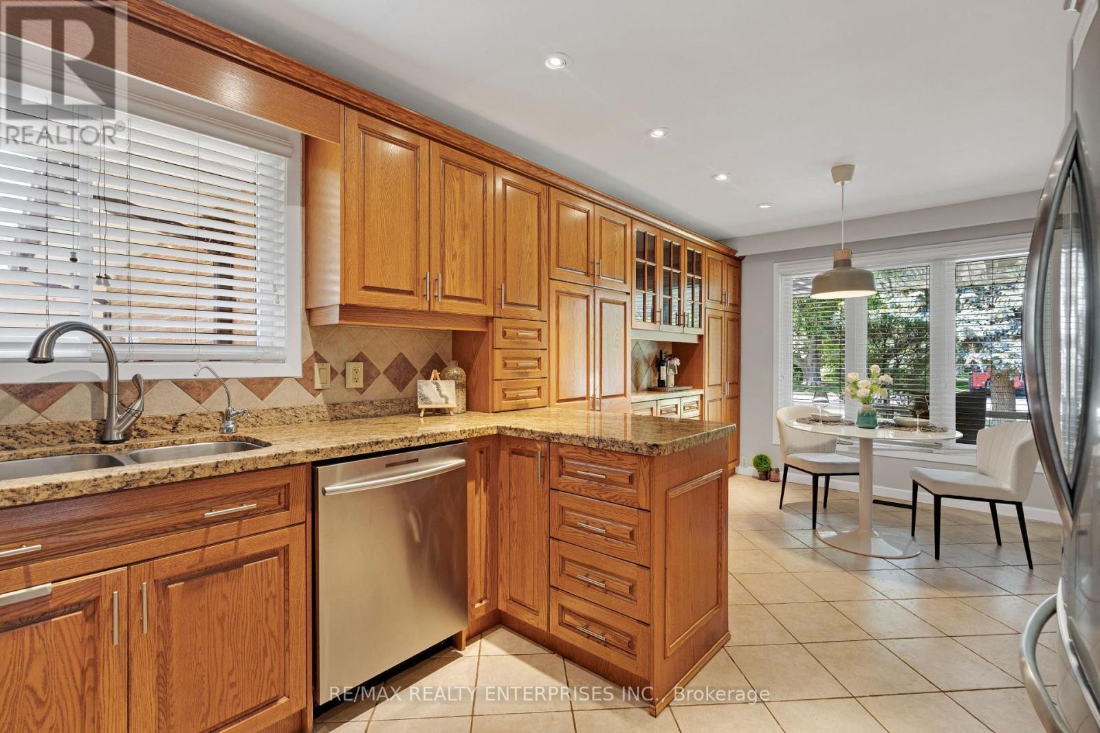 268 Mineola Road E, Mississauga, ON - Indoor Photo Showing Kitchen With Double Sink