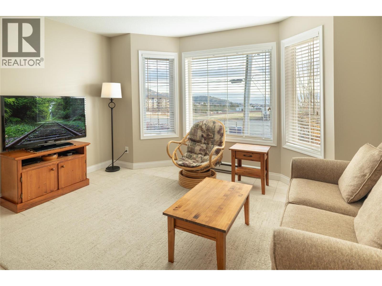 3870 Brown Road Unit# 211, West Kelowna, BC - Indoor Photo Showing Living Room