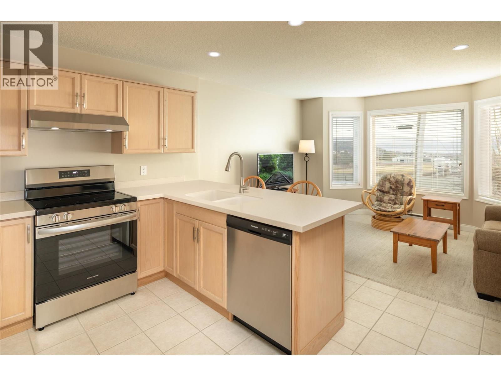 3870 Brown Road Unit# 211, West Kelowna, BC - Indoor Photo Showing Kitchen