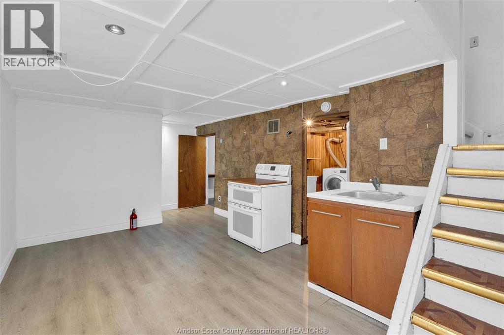 3217 Linwood, Windsor, ON - Indoor Photo Showing Laundry Room