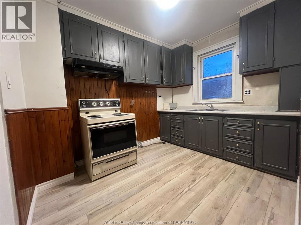 3217 Linwood, Windsor, ON - Indoor Photo Showing Kitchen