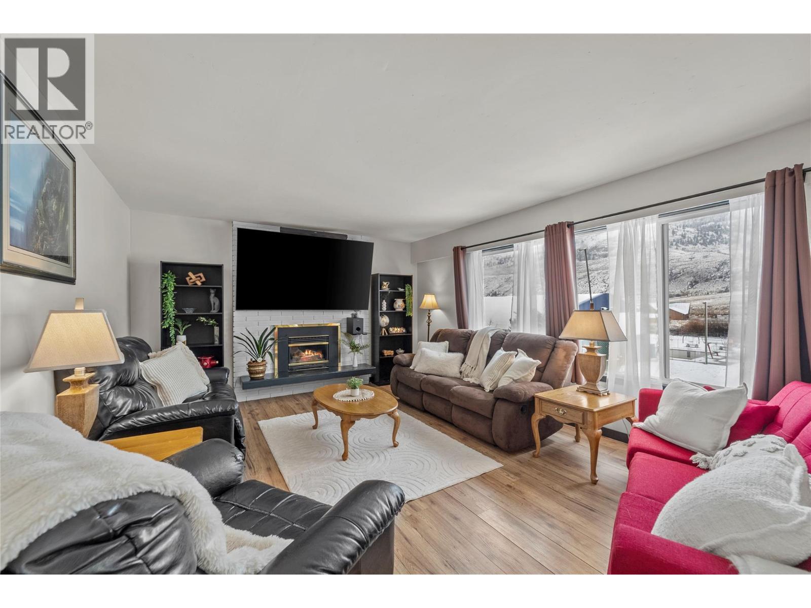 1572 Valleyview Drive, Cache Creek, BC - Indoor Photo Showing Living Room With Fireplace