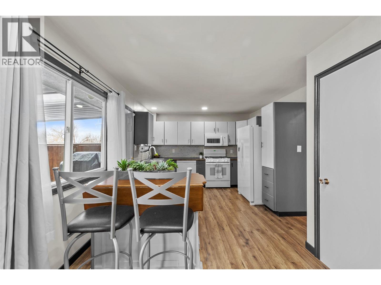 1572 Valleyview Drive, Cache Creek, BC - Indoor Photo Showing Dining Room