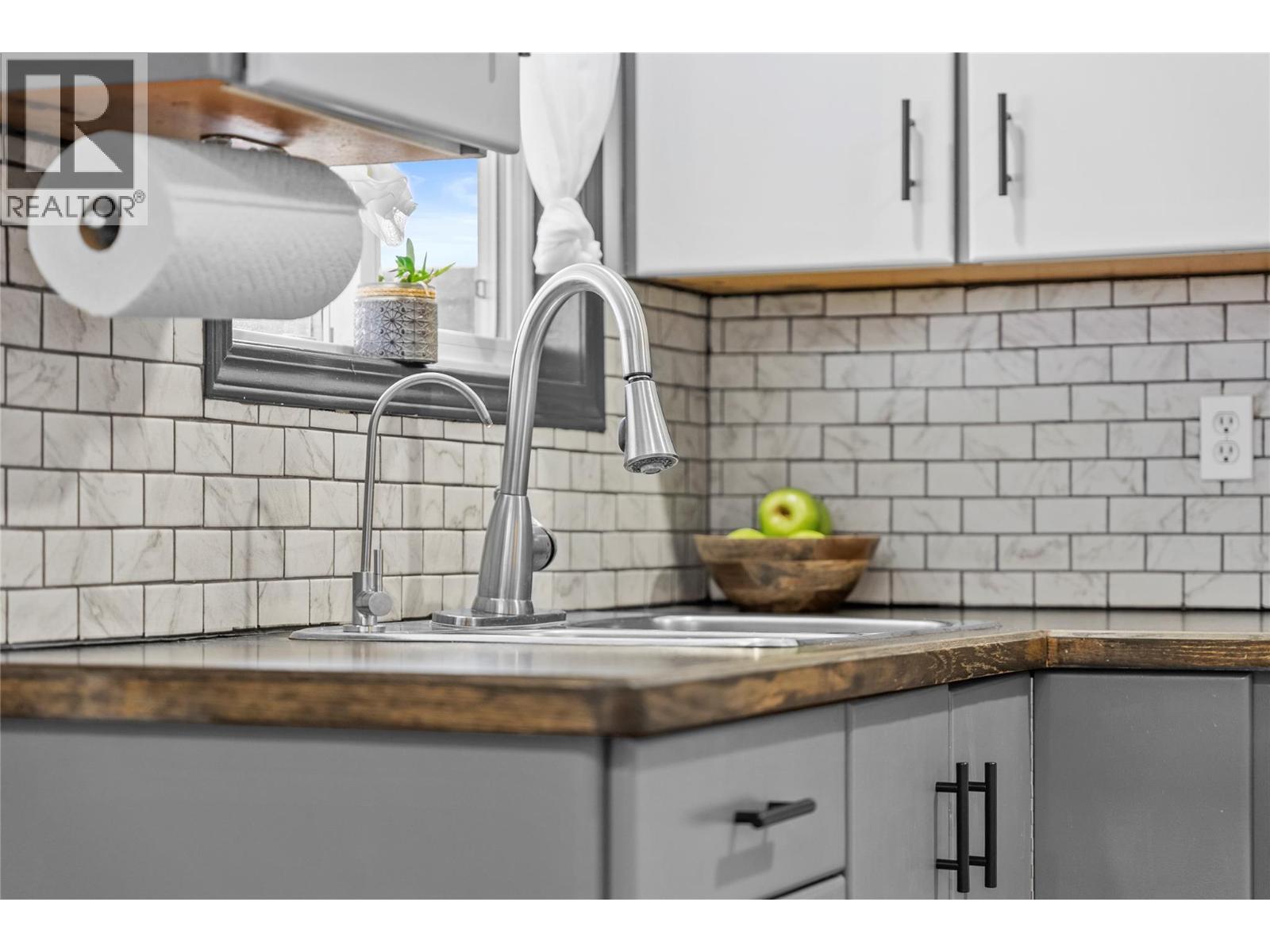 1572 Valleyview Drive, Cache Creek, BC - Indoor Photo Showing Kitchen