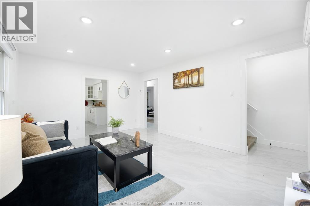 2157 Wellesley Ave, Windsor, ON - Indoor Photo Showing Living Room
